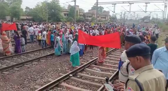 Howrah-Mumbai route disrupted due to train stoppage, speed of trains stopped