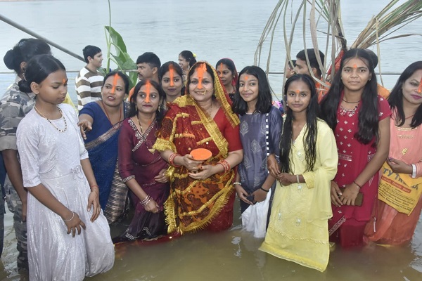 सूर्य उपासना के महापर्व में डूबी सिमडेगा, डीसी कंचन सिंह भी बनीं आस्था की सहभागी उपायुक्त