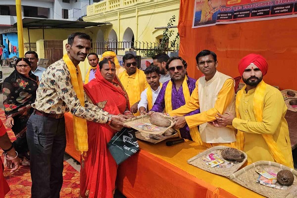 छठ व्रतियों को महज 11 रुपये में पूजन सामग्री दे रहा यूथ विंग, 301 परिवारों को मदद छठ