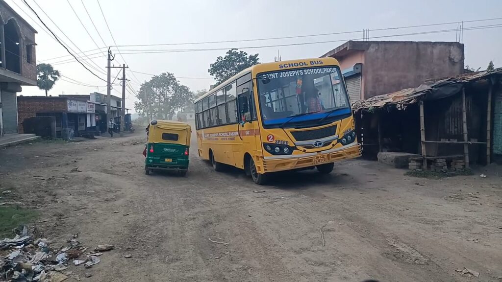 पाकुड़ में सड़क का बुरा है हाल, बाईपास से मेन रोड तक गड्ढों का जाल