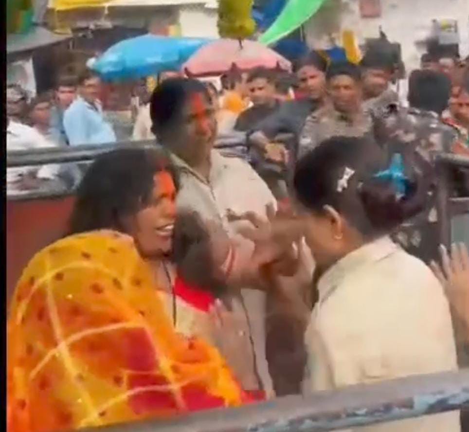 देवघर पुलिस की छवि धूमिल, बैद्यनाथ मंदिर में छठव्रती के साथ धक्का-मुक्की व गालीगलौज, वीडियो वायरल