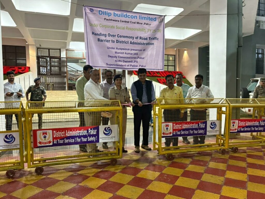 दिलीप बिल्डकॉन ने पकुड़ प्रशासन को सौंपे 50 रोड ट्रैफिक बैरियर…