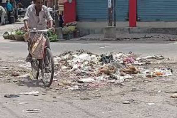 छठ के बाद गंदगी से जूझ रहा मुजफ्फरपुर, सड़कों पर 100 टन से ज्यादा कचरा फैला मुजफ्फरपुर