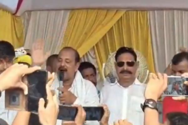 मोकामा में चुनावी जनसभा के दौरान टूटा मंच, अनंत सिंह गिरे नीचे… देखें VIDEO अनंत