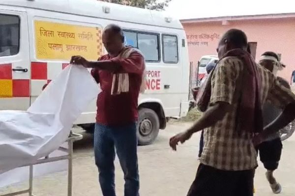 पेड़ की डाल गिरने से बाइक सवार की मौ’त, माता-पिता जख्मी बाइक