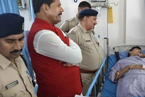 NH-31 पर सरकारी गाड़ी डिवाइडर से टकराई, CO, SDO और OSD जख्मी सड़क