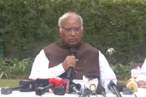 कांग्रेस अध्यक्ष खड़गे ने फिर उठाई RSS पर प्रतिबंध लगाने की मांग खड़गे