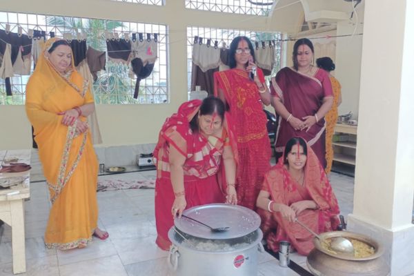 छठ महापर्व : नहाय-खाय पर घर-घर छाई पवित्रता, कद्दू-भात का बना प्रसाद छठ