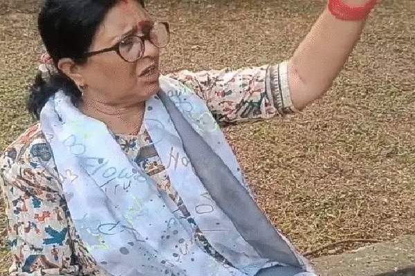 खड़ी गाड़ियों से टकराई अनियंत्रित पुलिस वाहन, एक महिला जख्मी पुलिस वाहन
