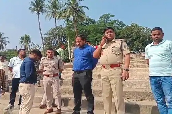 गोड्डा में एसपी और डीडीसी ने छठ महापर्व के लिए घाटों की व्यवस्थाओं का लिया जायजा घाटों