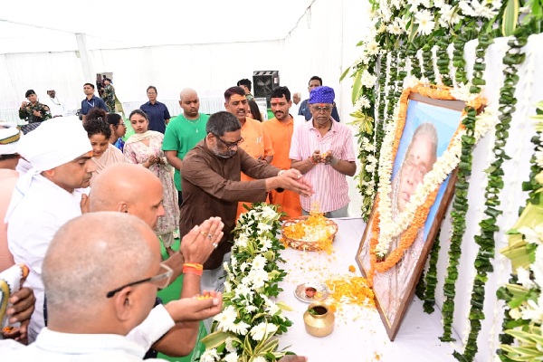 CM हेमंत ने पत्नी कल्पना सोरेन संग दी विनोद पांडेय की स्वर्गीय मां को श्रद्धांजलि हेमंत
