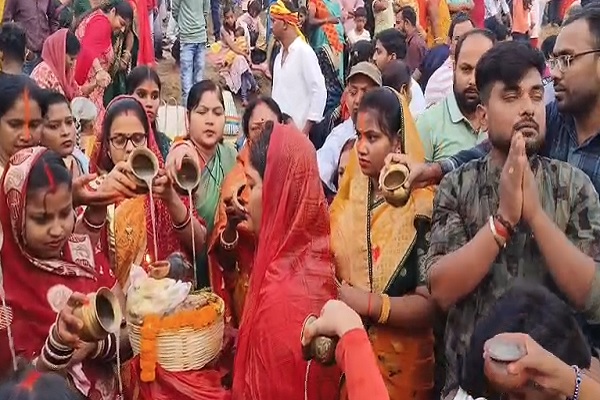 गिरिडीह में छठ महापर्व का समापन, उदीयमान सूर्य को अर्घ्य देकर व्रतियों ने मांगी सुख-समृद्धि की कामना महापर्व