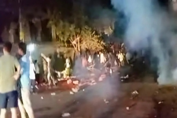 नो-एंट्री को लेकर पुलिस और ग्रामीणों के बीच हिंसक झड़प, लाठीचार्ज नो-एंट्री