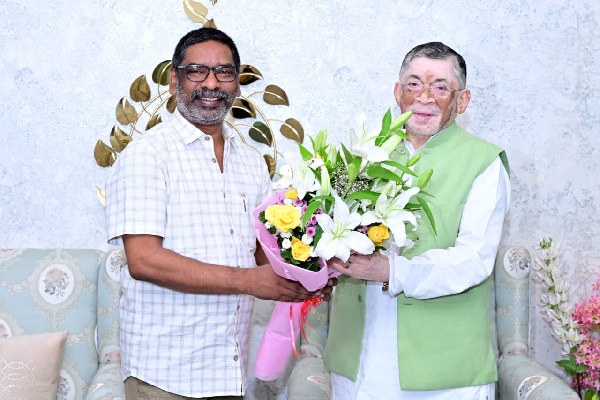 गवर्नर गंगवार ने सीएम हेमंत से की मुलाकात, बेटे के आशीर्वाद समारोह में आने का दिया न्यौता