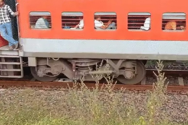 रेलवे ट्रैक पार करते समय ट्रेन की चपेट में आए वृद्ध, मौके पर मौ’त रेलवे