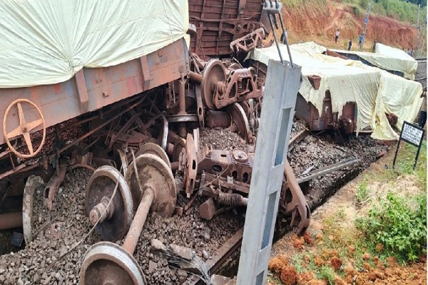 सिमडेगा में मालगाड़ी पलटी, राउरकेला-हटिया रेल लाइन पूरी तरह बाधित