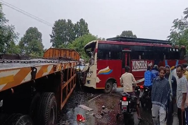 धनबाद के टुंडी में भीषण सड़क हादसा, बस और ट्रेलर में आमने-सामने टक्कर हादसा