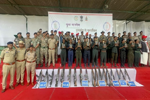 21 माओवादियों ने किया आत्मसमर्पण, 18 हथियार किए पुलिस के हवाले माओवादियों