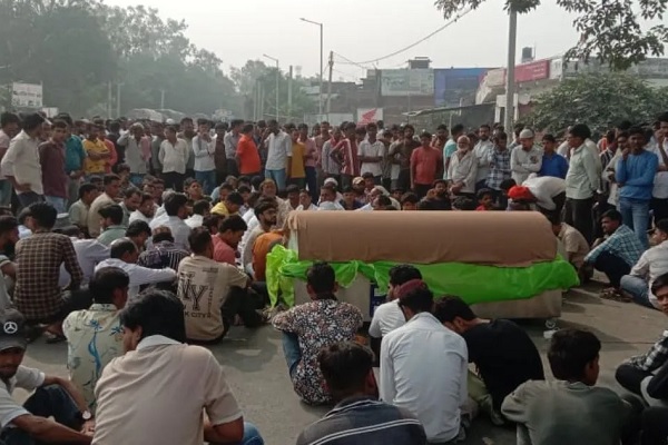 वेल्डिंग दुकानदार की चा’कू गोदकर ह’त्या, गुस्साए ग्रामीणों ने किया सड़क जाम वेल्डिंग