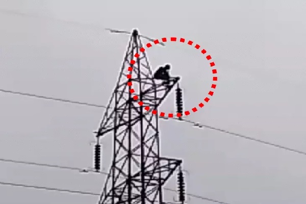 33 हजार वोल्ट के बिजली टावर पर चढ़ा युवक, नशे में उठाया खतरनाक कदम गिरिडीह