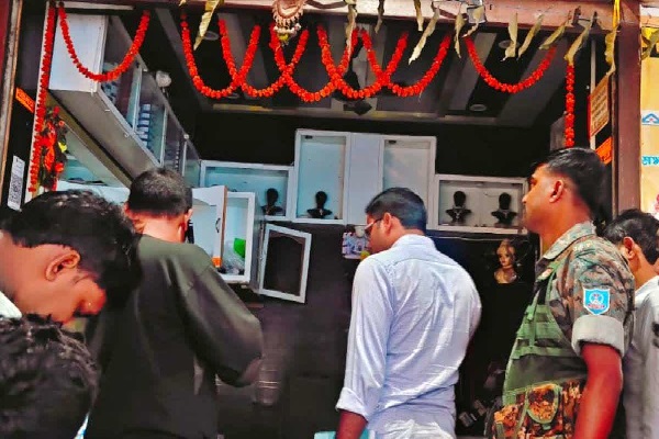 पलामू के जेवर दुकान में सेंधमारी, शटर तोड़कर 50 लाख के गहने ले उड़े चोर
