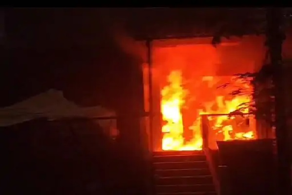 पलामू में किराना दुकान और गोदाम में लगी भीषण आ’ग, लाखों का सामान जलकर खाक किराना दुकान