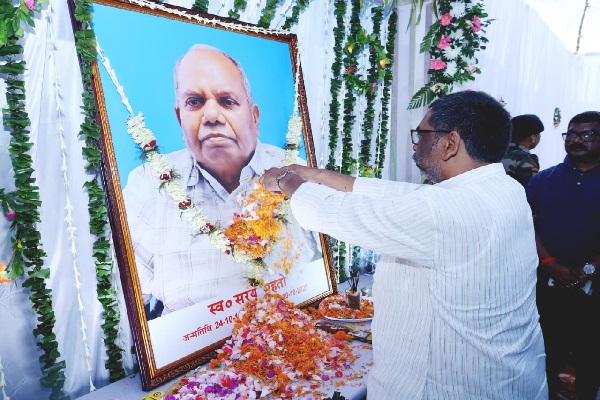 सीएम हेमंत पहुंचे रामगढ़, विधायक ममता देवी के दिवंगत ससुर को दी श्रद्धांजलि हेमंत