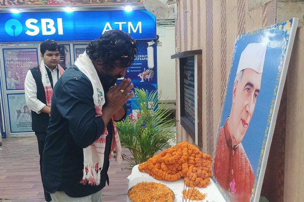 पाकुड़ में नेहरू जयंती धूमधाम से मनाई, सांसद-विधायकों ने किया माल्यार्पण नेहरू