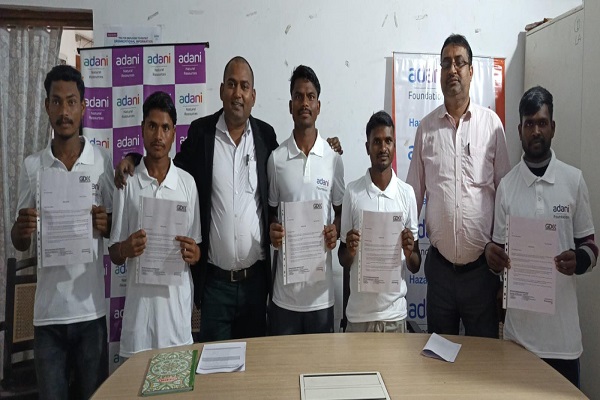 अदाणी फाउंडेशन की पहल से पांच युवाओं को मिली नौकरी अदाणी