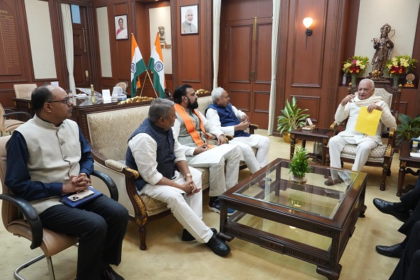 नीतीश कुमार ने राज्यपाल से की मुलाकात, विधानसभा भंग करने का सौंपा पत्र बिहार