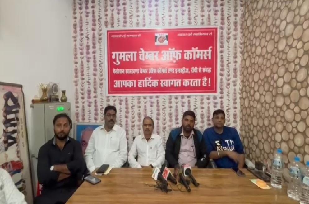 गुमला चेंबर ऑफ कॉमर्स ने बस मालिकों की हड़ताल का जताया समर्थन, प्रशासन से तुरंत हस्तक्षेप की मांग…