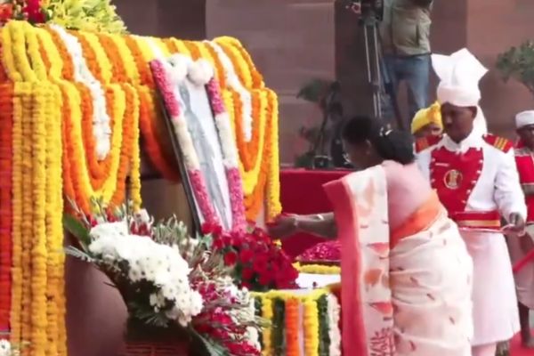 राष्ट्रपति द्रौपदी मुर्मू ने संसद परिसर में भगवान बिरसा मुंडा को दी श्रद्धांजलि राष्ट्रपति