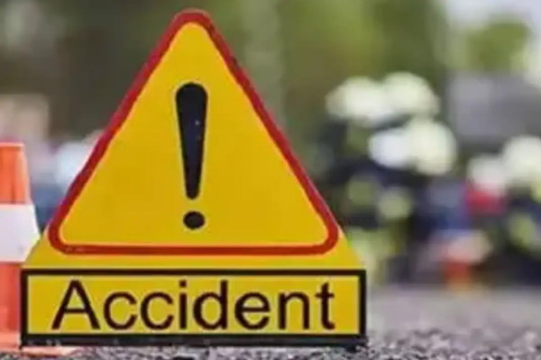 तेज रफ्तार बाइक बिजली के पोल से टकराई, दो युवक गंभीर बाइक