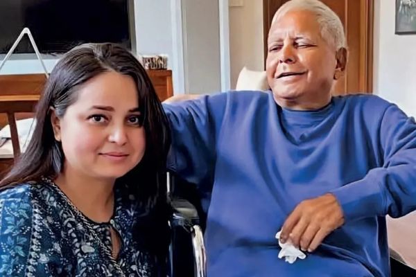 लालू की बेटी रोहिणी ने राजनीति और परिवार से तोड़ा नाता… जानें क्यों लालू