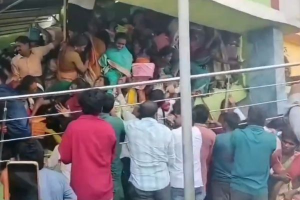 आंध्र प्रदेश के श्रीकाकुलम में वेंकटेश्वर मंदिर में भगदड़, 9 श्रद्धालुओं की मौ’त श्रीकाकुलम