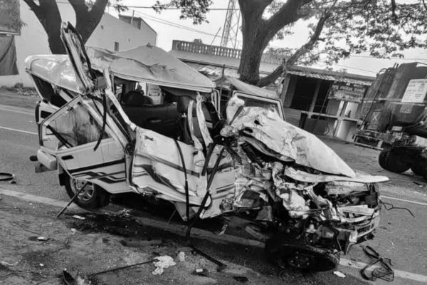 राम रेखा धाम से लौट रही बोलेरो की टैंकर से भिड़ंत, दो की दर्दनाक मौ’त दो