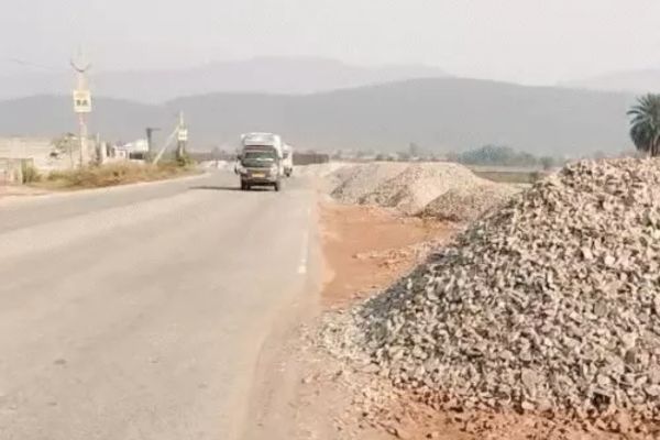 डोबो-कांदरबेड़ा सड़क का चौड़ीकरण शुरू, NH-33 से जुड़ेगा यह मार्ग चौड़ीकरण