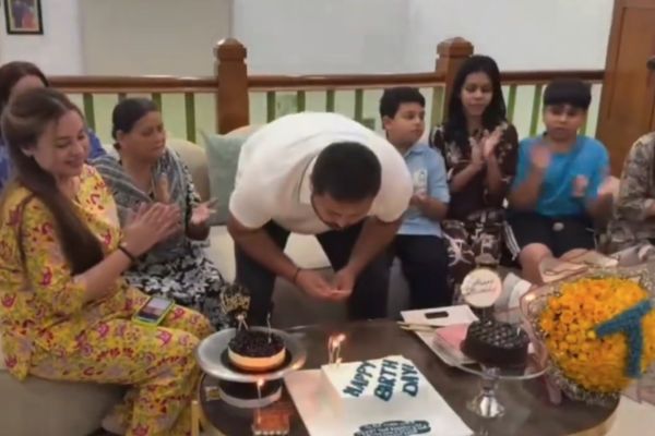 तेजस्वी यादव ने परिवार के साथ मनाया 37वां जन्मदिन, RJD कार्यालय में आज होगा बड़ा समारोह तेजस्वी