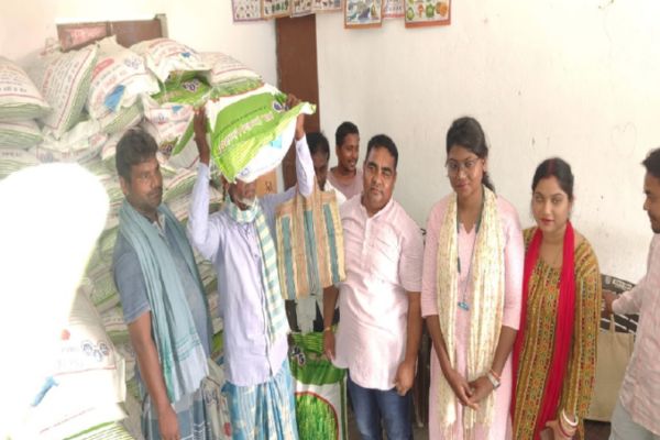 मंडरो प्रखंड में किसानों को गेहूं बीज का वितरण, विधायक ने की स्टाफ की कमी पर नाराजगी प्रखंड