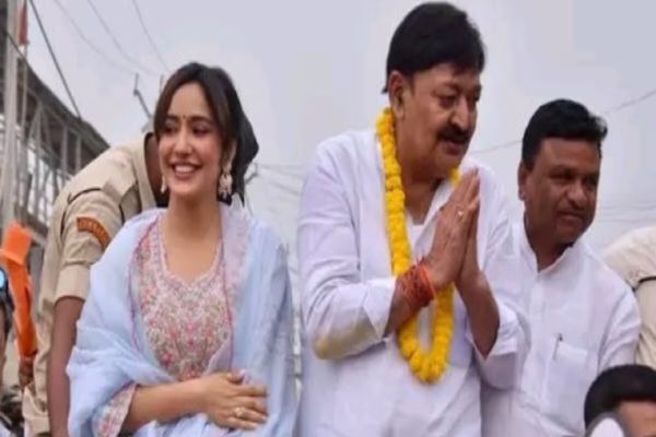 बिहार चुनाव 2025 : भागलपुर में पिता के समर्थन में उतरी एक्ट्रेस नेहा शर्मा, किया रोड शो बिहार