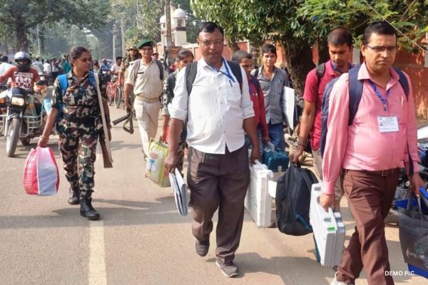 बिहार में अंतिम चरण की वोटिंग की तैयारी पूरी, मतदान दल ईवीएम के साथ रवाना बिहार
