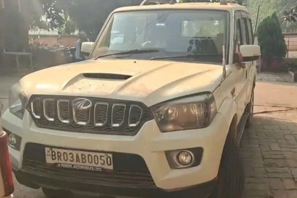 बालू माफियाओं का हमला, खनन विभाग के दो सैफ जवानों को स्कॉर्पियो से कुचला; एक की मौ’त, दूसरा गंभीर बालू