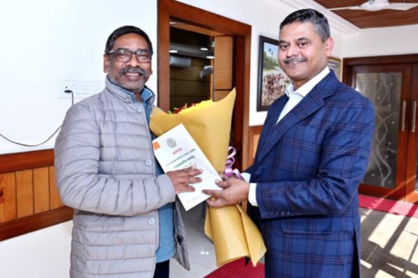 वर्षगांठ उत्सव से पहले मुख्य सचिव ने की CM से मुलाक़ात, दिया आमंत्रण CM