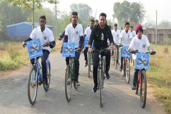 साइकिल रैली में शामिल हुए डीसी चंदन कुमार, एकता और सहभागिता का दिया संदेश रैली