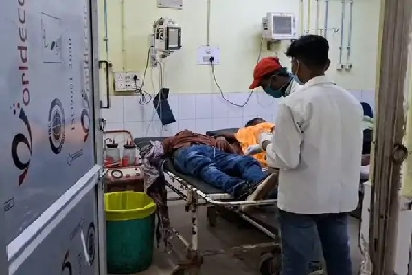 चलती ट्रेन से गिरा युवक, अस्पताल में भर्ती ट्रेन