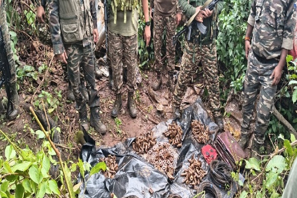 गिरिडीह में सुरक्षाबलों की बड़ी कामयाबी, इस जंगल से नक्सलियों के विस्फोटक सामग्री बरामद गिरिडीह