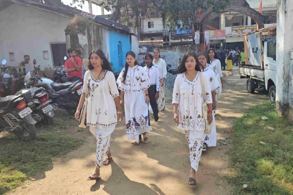 सोहराय कला से सजे परिधानों में छात्राओं का कैटवॉक, लोगों ने की जमकर तारीफ सोहराय कला