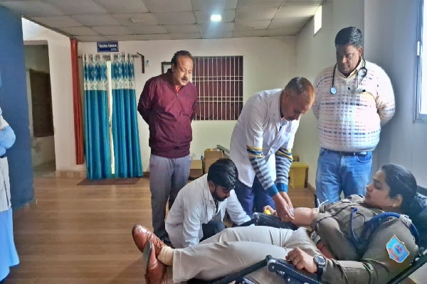पलामू में कम भीड़ देखकर SP ने खुद किया रक्तदान, फिर बढ़ी लोगों की भागीदारी पलामू