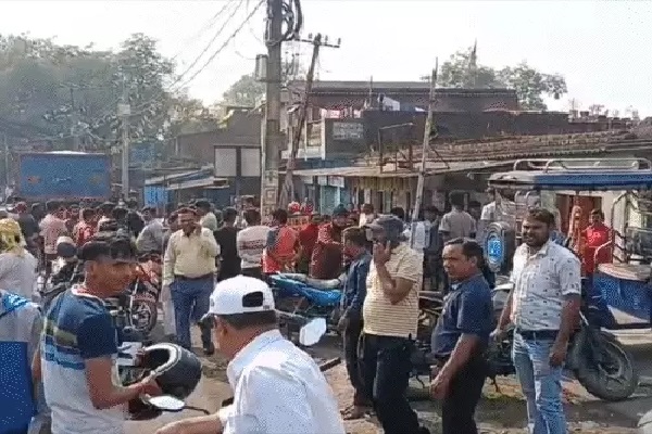 तेज रफ्तार हाइवा ने युवक को मारी टक्कर, ग्रामीणों ने रोका वाहन तेज रफ्तार