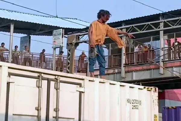 धनबाद स्टेशन पर युवक की खतरनाक हरकत, ट्रेन 30 मिनट तक रुकी रही रेलवे स्टेशन